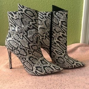 $35 Express Snakeskin pattern zip up ankle boots size 9